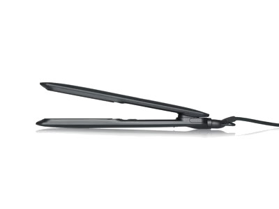 Czarna prostownica do włosów, otwarta, na białym tle. Kabel jest widoczny po prawej stronie.