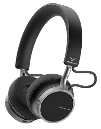 Czarne i srebrne słuchawki z wyściełanym pałąkiem i okrągłymi nausznikami. Widoczna jest nazwa marki „beyerdynamic”.