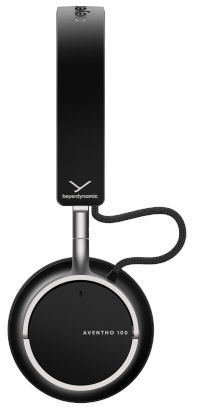 Czarne słuchawki ze srebrną opaską. Muszla uszna jest czarna z białym obramowaniem. Marka jest widoczna.