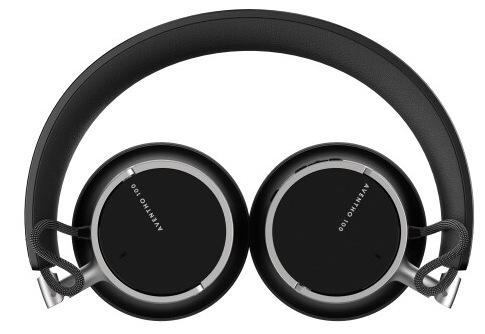 Czarne słuchawki ze srebrnymi akcentami, okrągłymi nausznikami i zakrzywionym pałąkiem. Na nausznikach napis 'AVENTHO 100'.