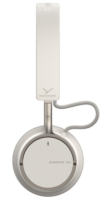 Białe i srebrne słuchawki. Marka jest widoczna. Model to Aventho 100. Podłączony jest szary przewód.