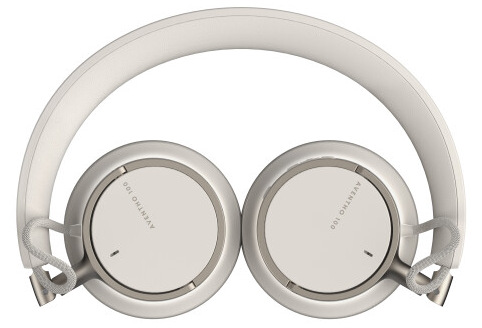 Białe słuchawki z szarymi akcentami, złożone. Na nausznikach napis 'AVENTHO 100'. Pałąk jest łukowaty. Tło jest białe.