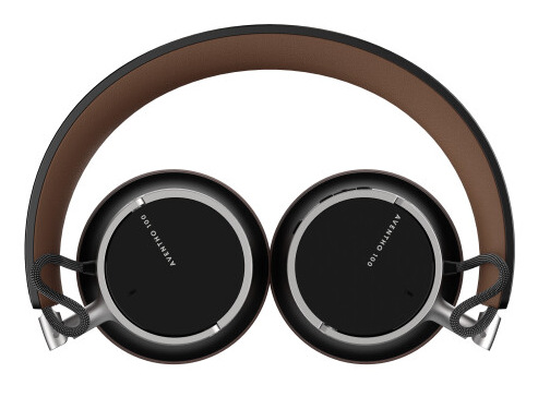 Słuchawki nauszne z czarnymi nausznikami, srebrną obwódką i brązowym pałąkiem. Nazwa marki "AVENTHO 100" jest widoczna na nausznikach.