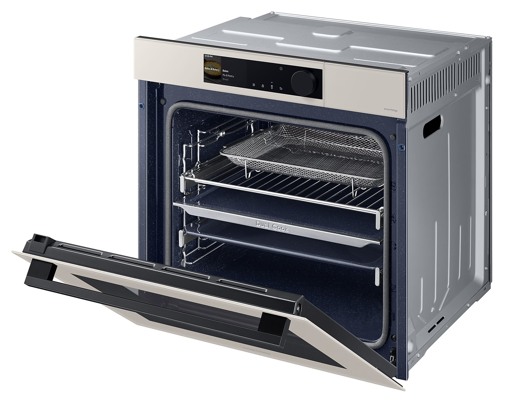 Otwarty piekarnik z koszem do smażenia, wyświetlacz pokazujący opcje pieczenia. Piekarnik ze stali nierdzewnej z niebieskim wnętrzem. Drzwi otwarte.