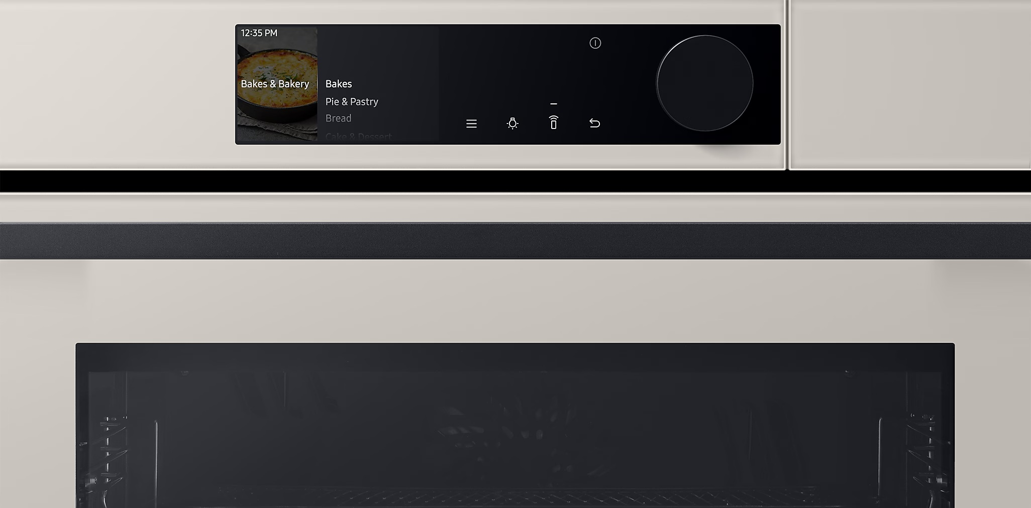 Nowoczesny panel sterowania piekarnikiem wyświetla menu pieczenia. Drzwi piekarnika są otwarte. Panel pokazuje czas, opcje i okrągłe pokrętło.