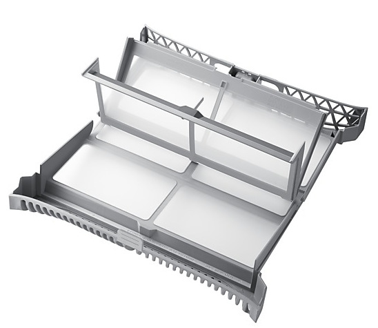 Szary, plastikowy filtr do suszarki, składający się z wielu prostokątnych przegródek o siatkowej konstrukcji, na białym tle.