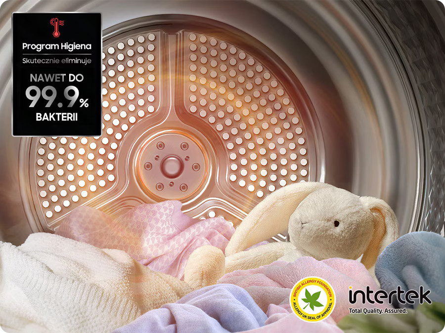 W suszarce pranie i pluszowy królik. Tekst informuje, że eliminuje 99,9% bakterii. Obecne są loga British Allergy i Intertek.