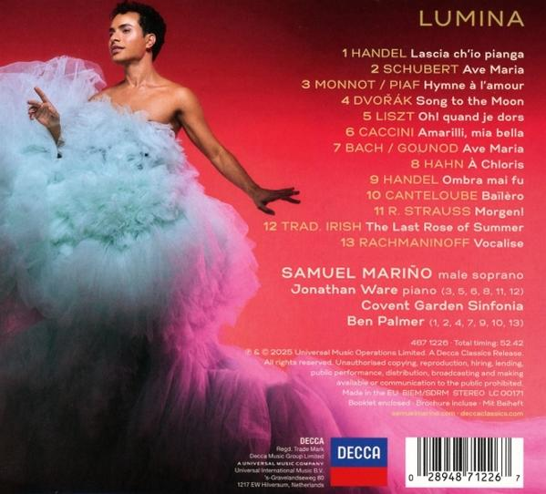 Albumcover. Ein Mann in einem fließenden Kleid. Der Text enthält Titel und Interpreten. Farben sind Pink, Weiß und Rot.