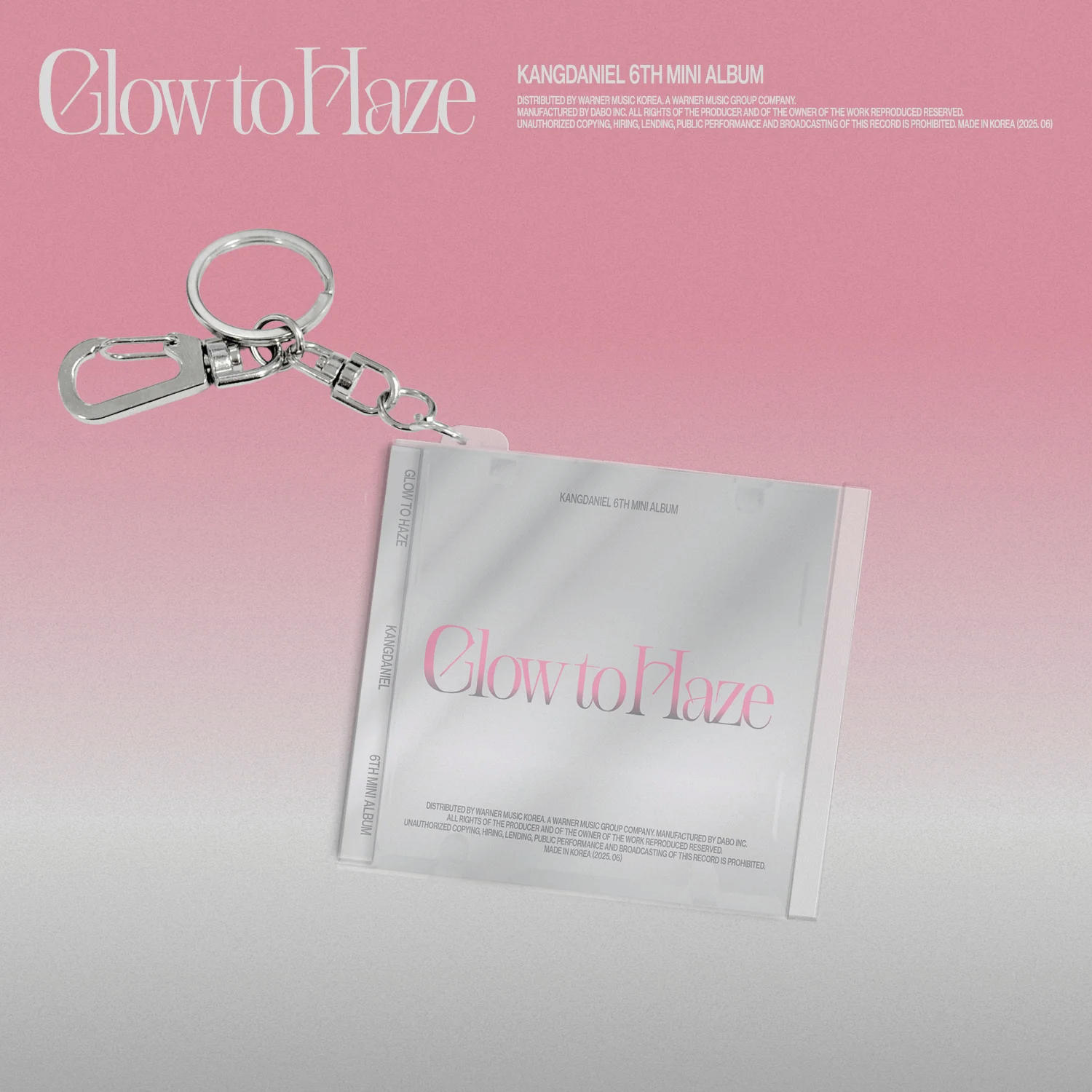 Albumcover mit Schlüsselanhänger. Der Titel 'Glow to Haze' ist sichtbar. Der Hintergrund ist ein Farbverlauf aus Rosa und Weiß.