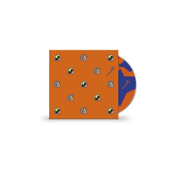 Eine orangefarbene CD-Hülle mit sich wiederholenden gelb-schwarzen Helmdesigns. Die CD ist sichtbar und hat ein blau-oranges Sterndesign.