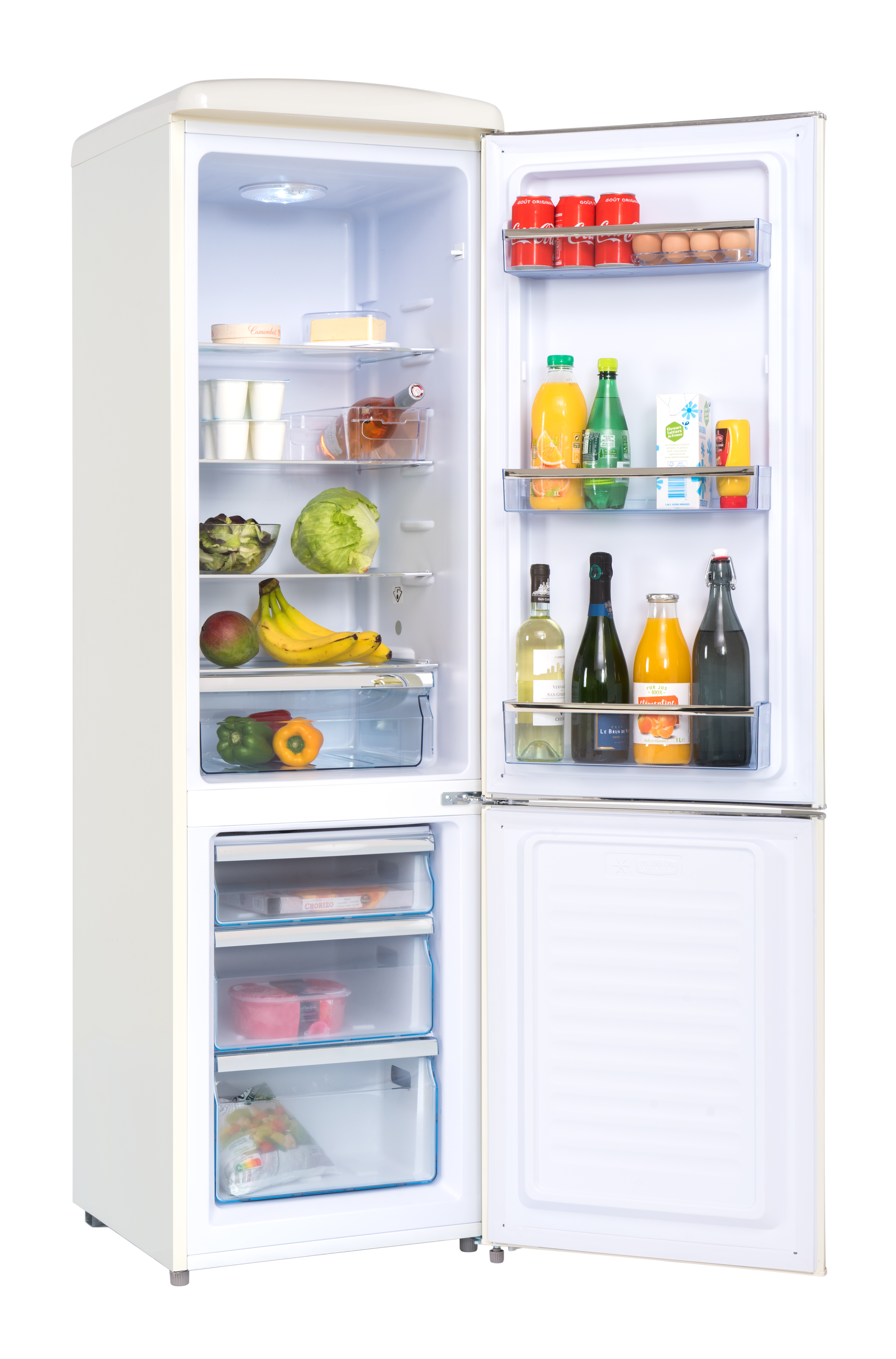 Ein offener Kühlschrank zeigt Lebensmittel wie Eier, Getränke, Obst und Gemüse. Regale zeigen verschiedene Artikel.