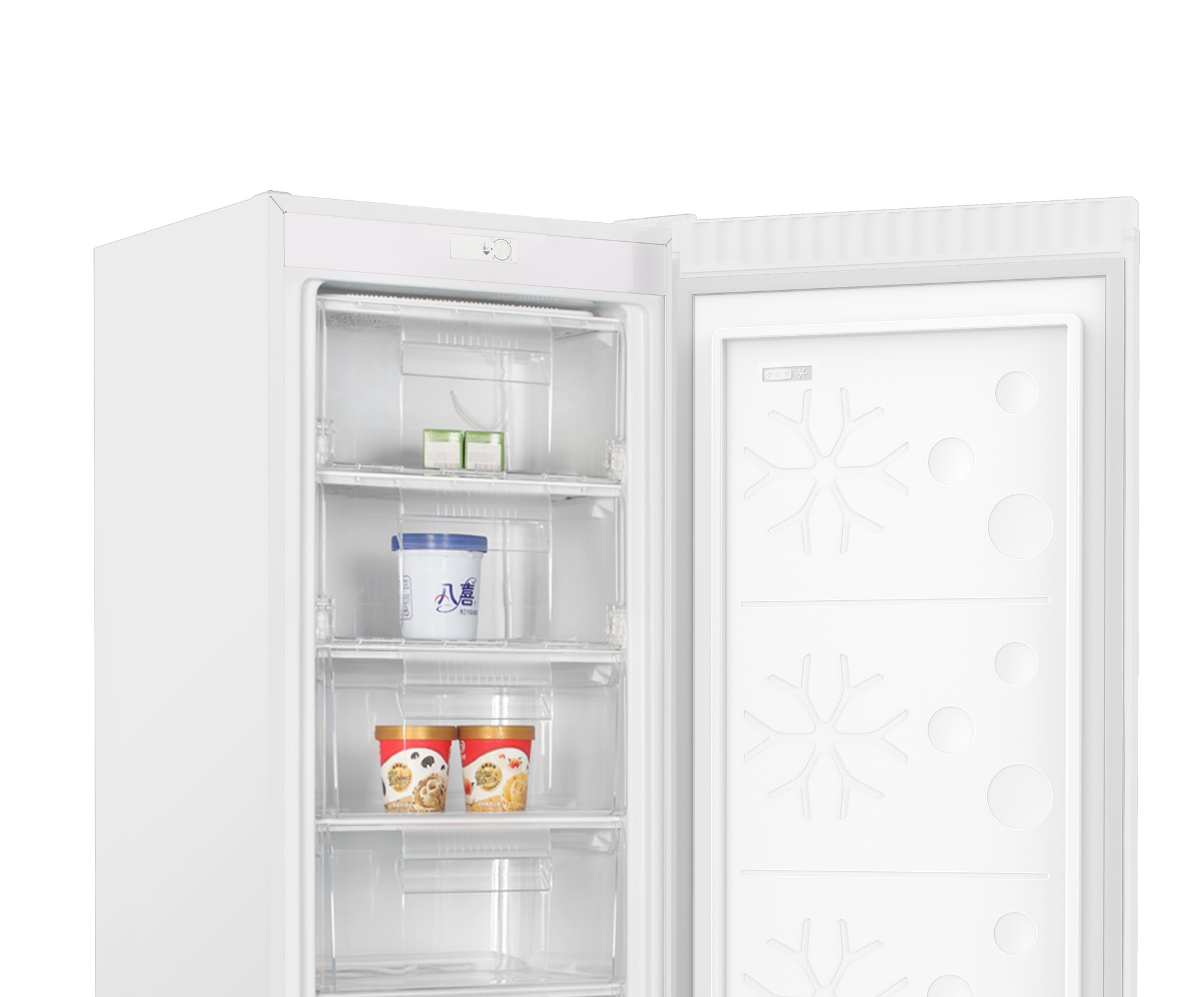 Weißer Gefrierschrank mit offener Tür, die Regale mit Lebensmitteln wie Eiscreme und verpackten Waren zeigt.