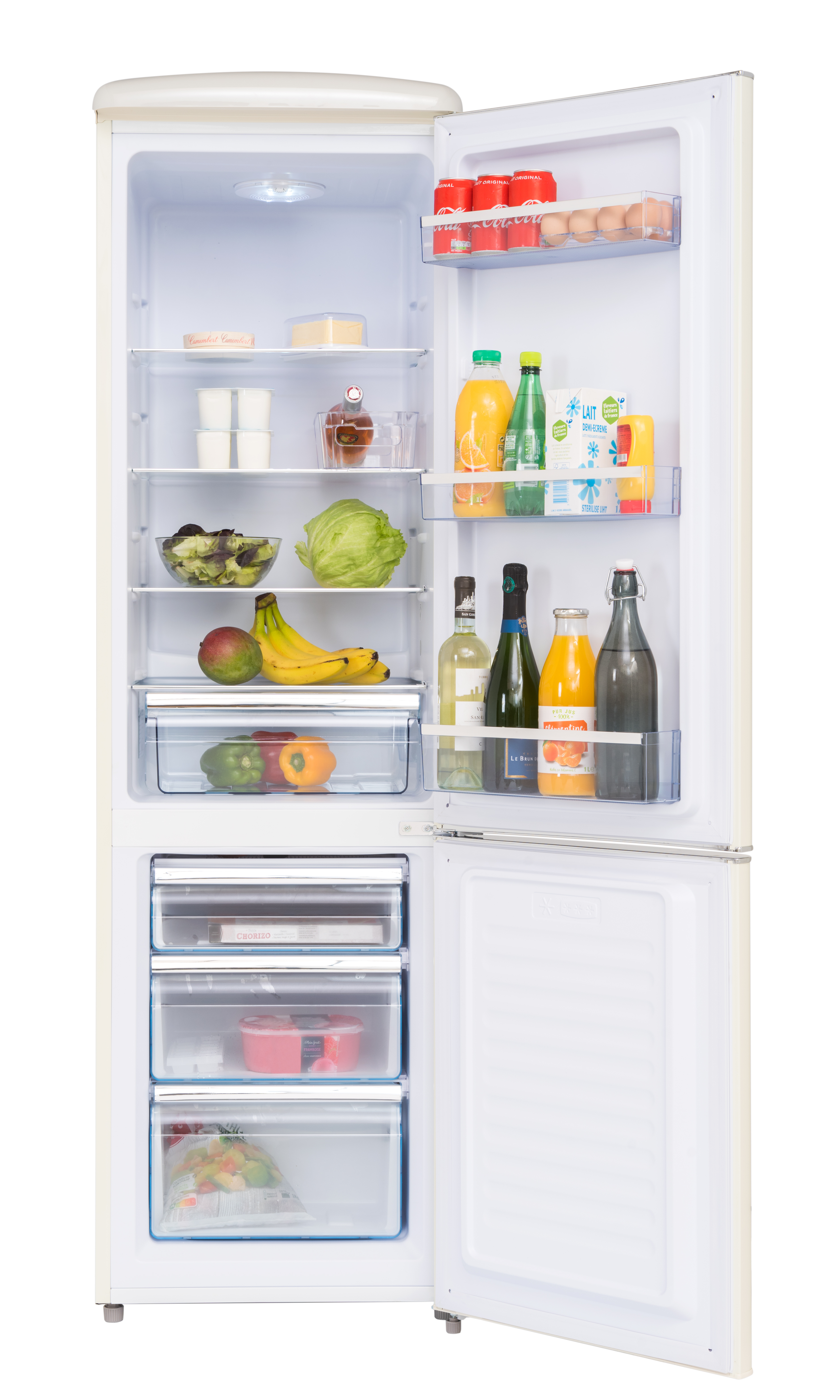 Ein weißer Kühlschrank ist geöffnet und zeigt Lebensmittel wie Eier, Getränke, Obst und Gemüse in den Regalen. Das Gefrierfach ist ebenfalls sichtbar.