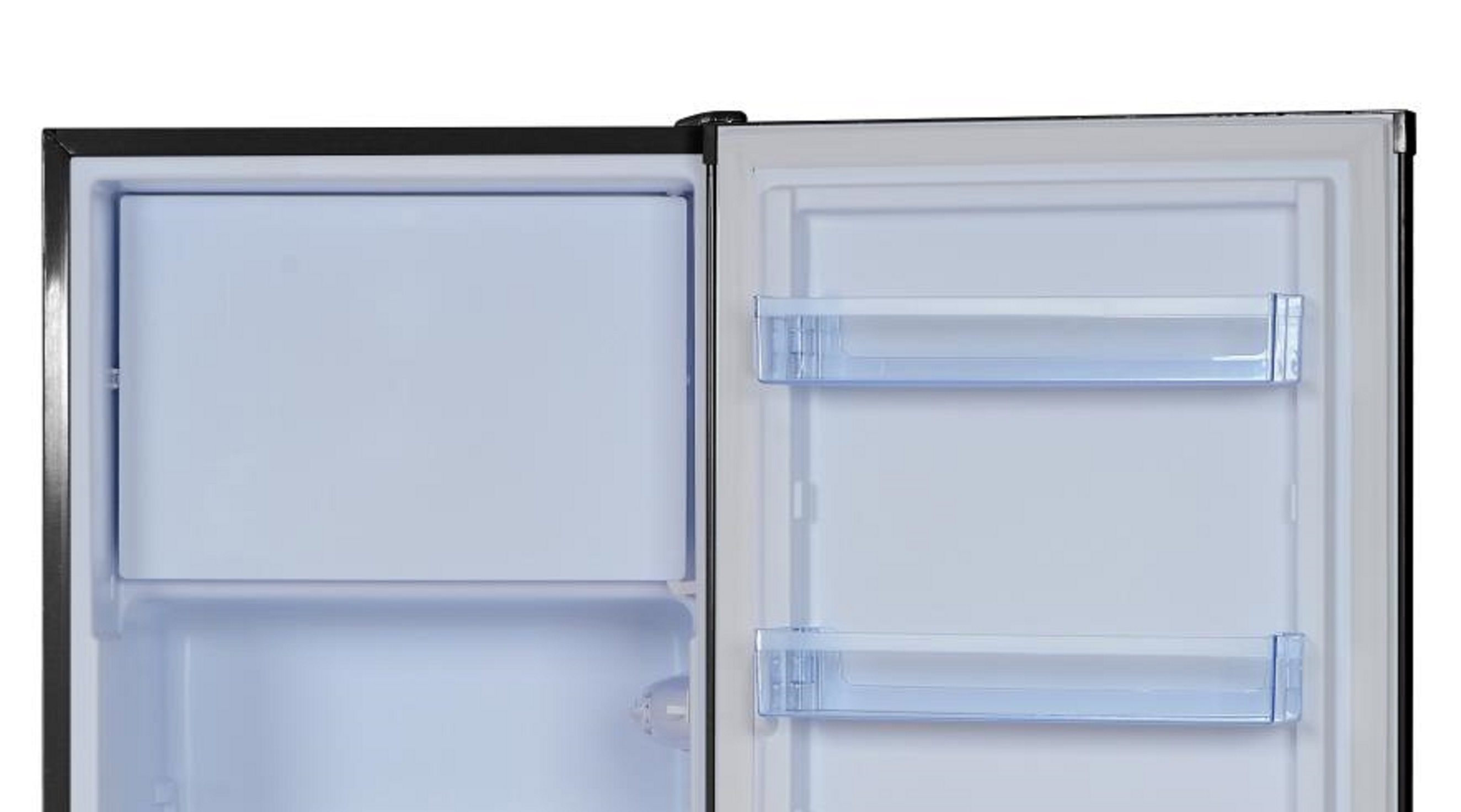 Ein offener Mini-Kühlschrank zeigt den Innenraum. Er hat Regale und ein kleines Gefrierfach. Die Tür ist offen.