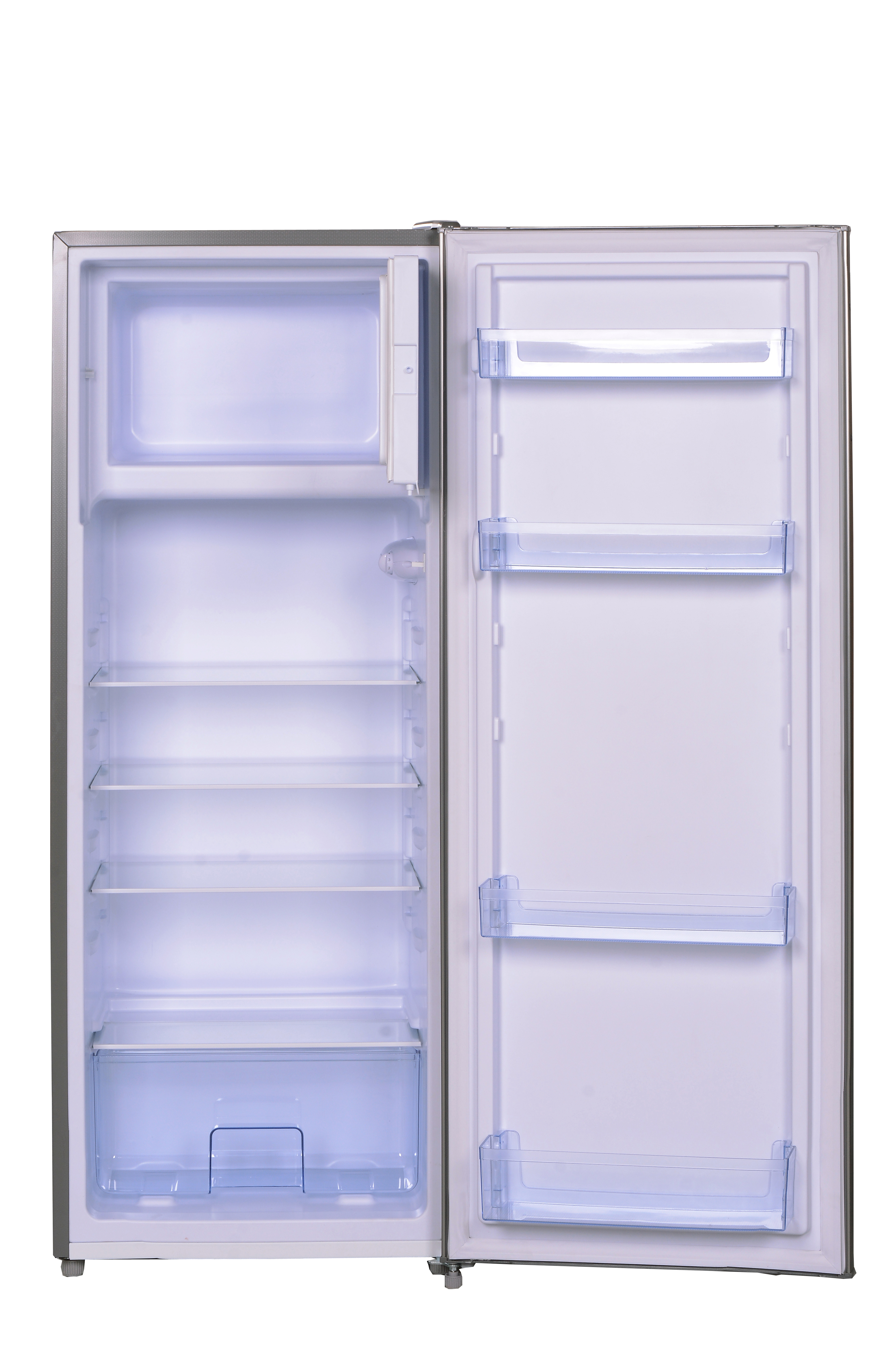 Ein offener, leerer Kühlschrank mit mehreren Regalen. Die Tür ist offen und gibt den Innenraum frei.