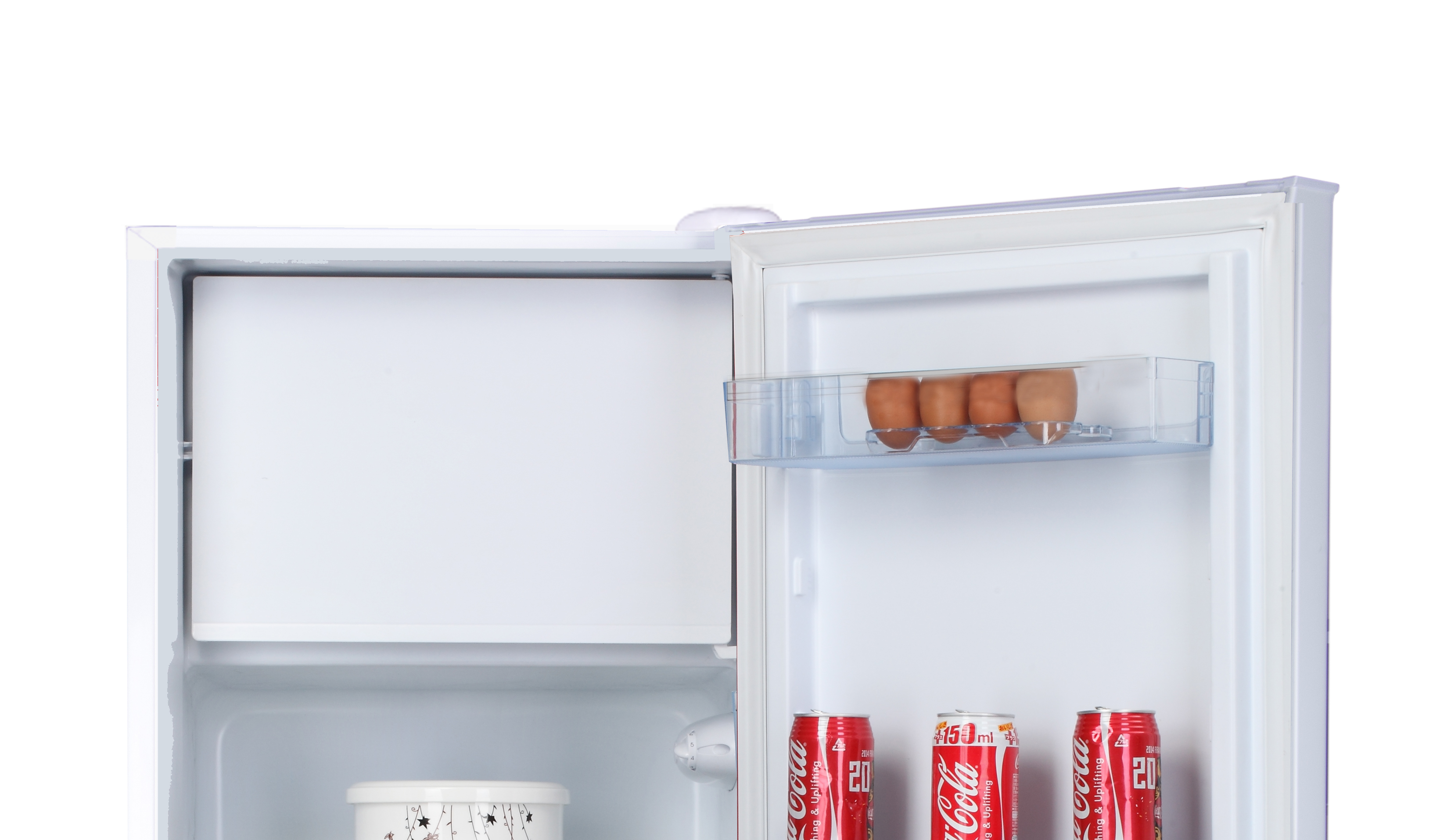 Ein offener Mini-Kühlschrank mit Eiern und Coca-Cola-Dosen. Der Kühlschrank ist weiß. Die Eier sind in einem Behälter.