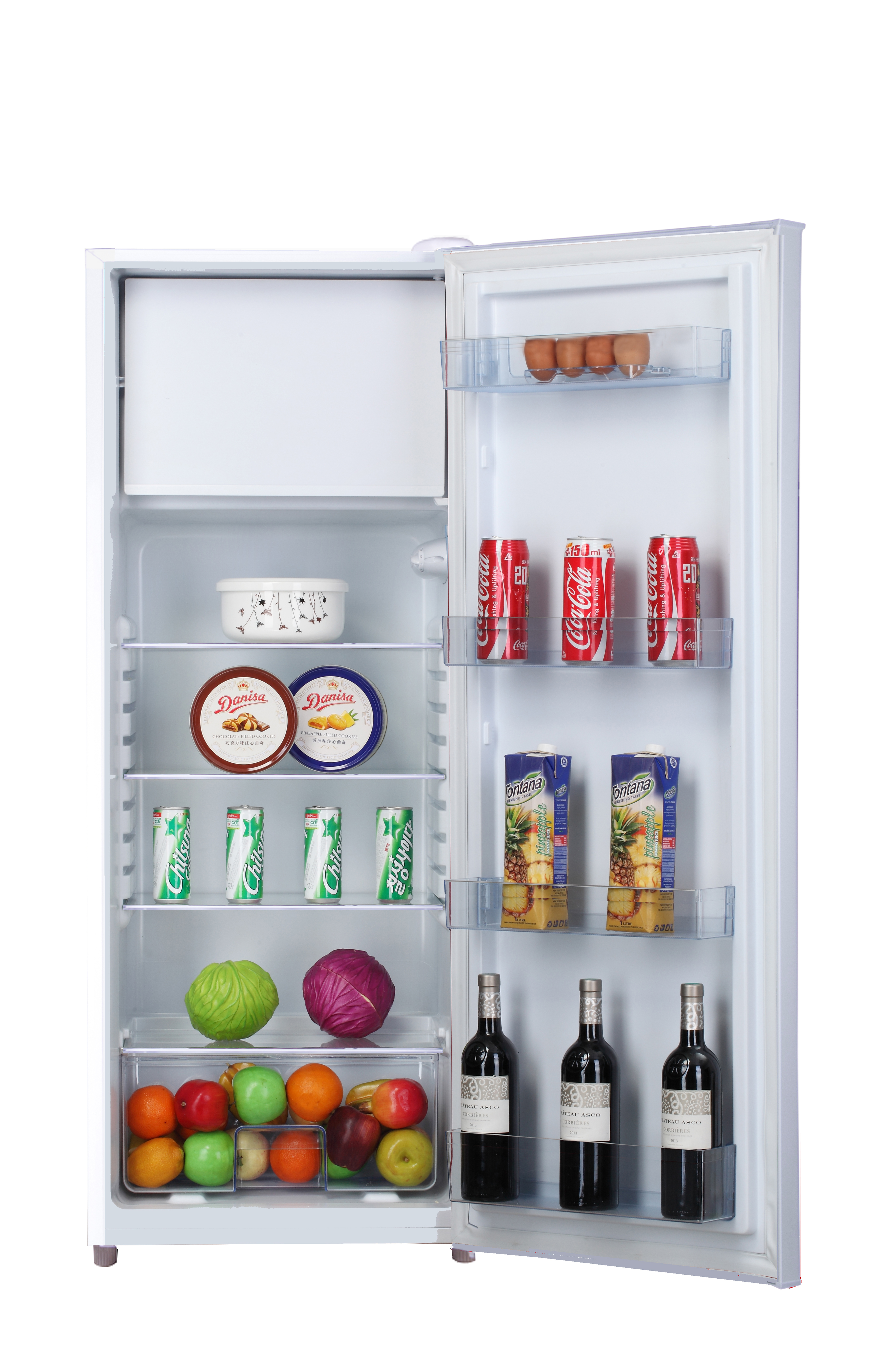 Ein offener Kühlschrank mit Lebensmitteln: Eier, Limonaden, Saft, Obst, Gemüse, Kekse und Weinflaschen.