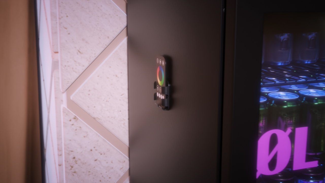 Eine Fernbedienung mit Farbrad ist an einer dunklen Wand befestigt. Rechts ist ein Kühlschrank mit Getränken. Links ist eine Wand mit weißem Muster.