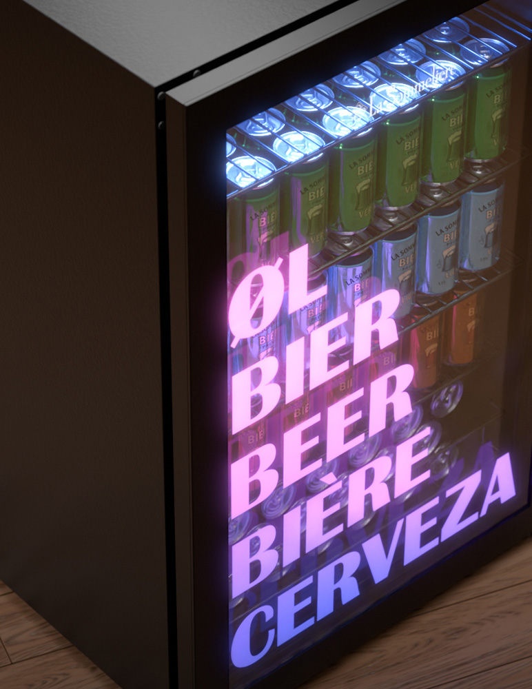 Ein Bierkühlschrank mit verschiedenen Bierdosen. Die Kühlschranktür trägt die Aufschrift: OL, BIER, BEER, BIERE, CERVEZA. Holzfußboden.