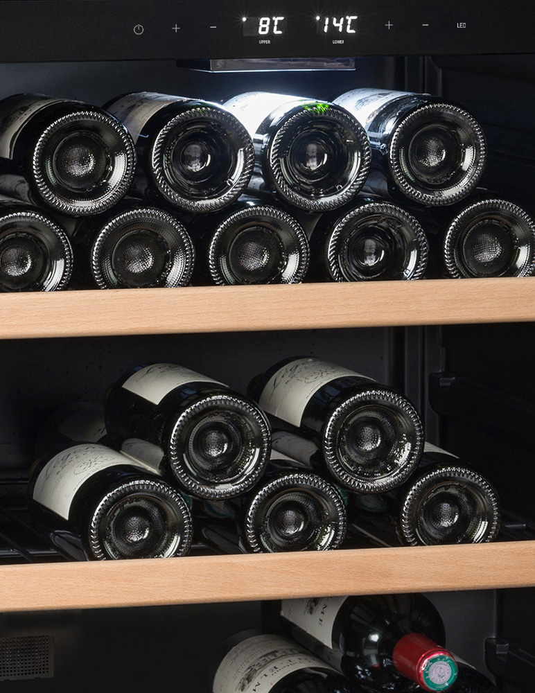 Weinflaschen in einem Kühlschrank. Die Flaschen sind auf Holzregalen angeordnet. Digitale Temperaturanzeige oben.