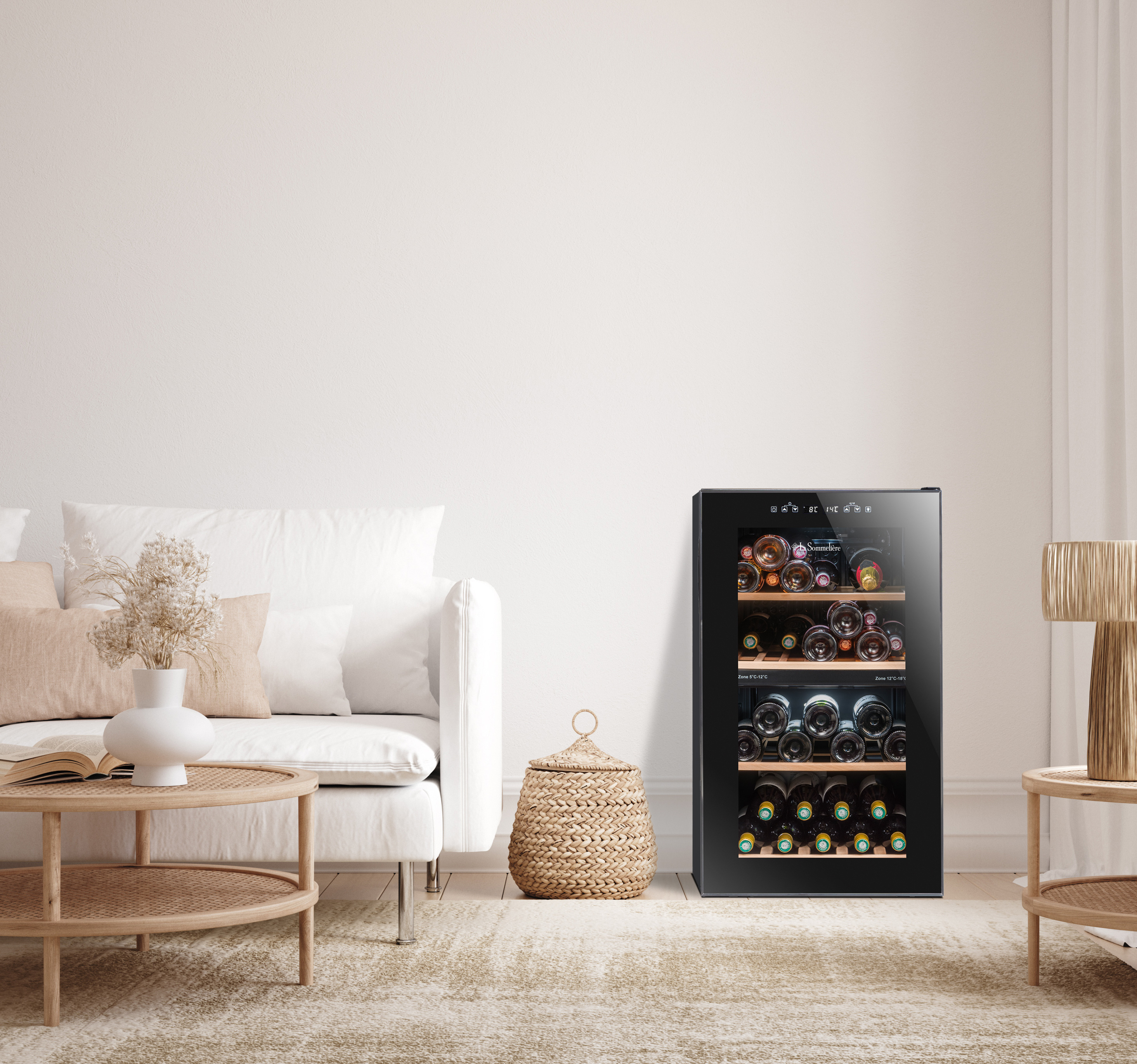 Wohnzimmer mit weißem Sofa, Weinkühler und dekorativen Gegenständen auf einem Teppich. Weinflaschen sind im Kühler sichtbar.