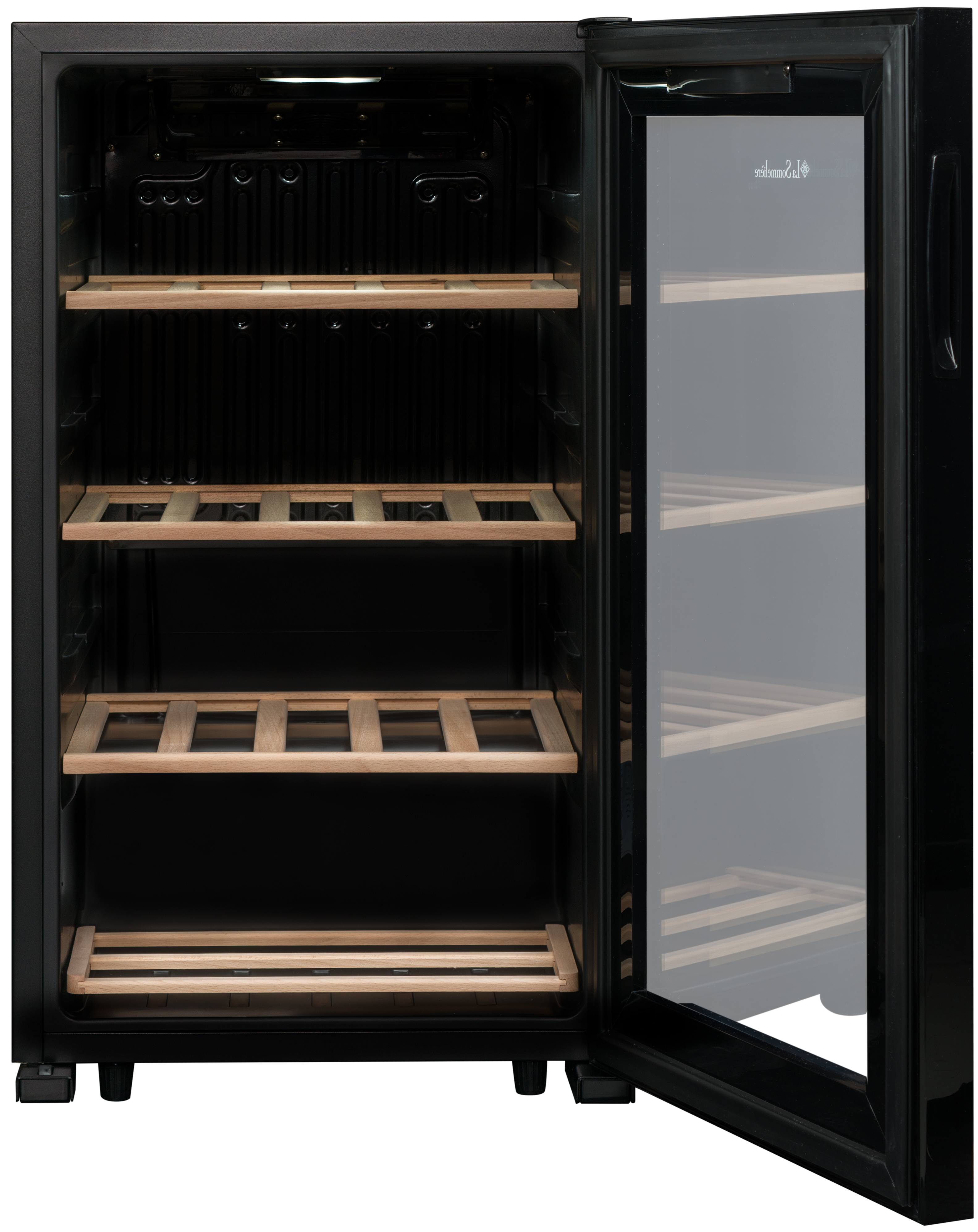 Ein schwarzer Weinkühlschrank mit leicht geöffneter Tür. Er hat Holzregale und eine Glastür. Der Hintergrund ist weiß.