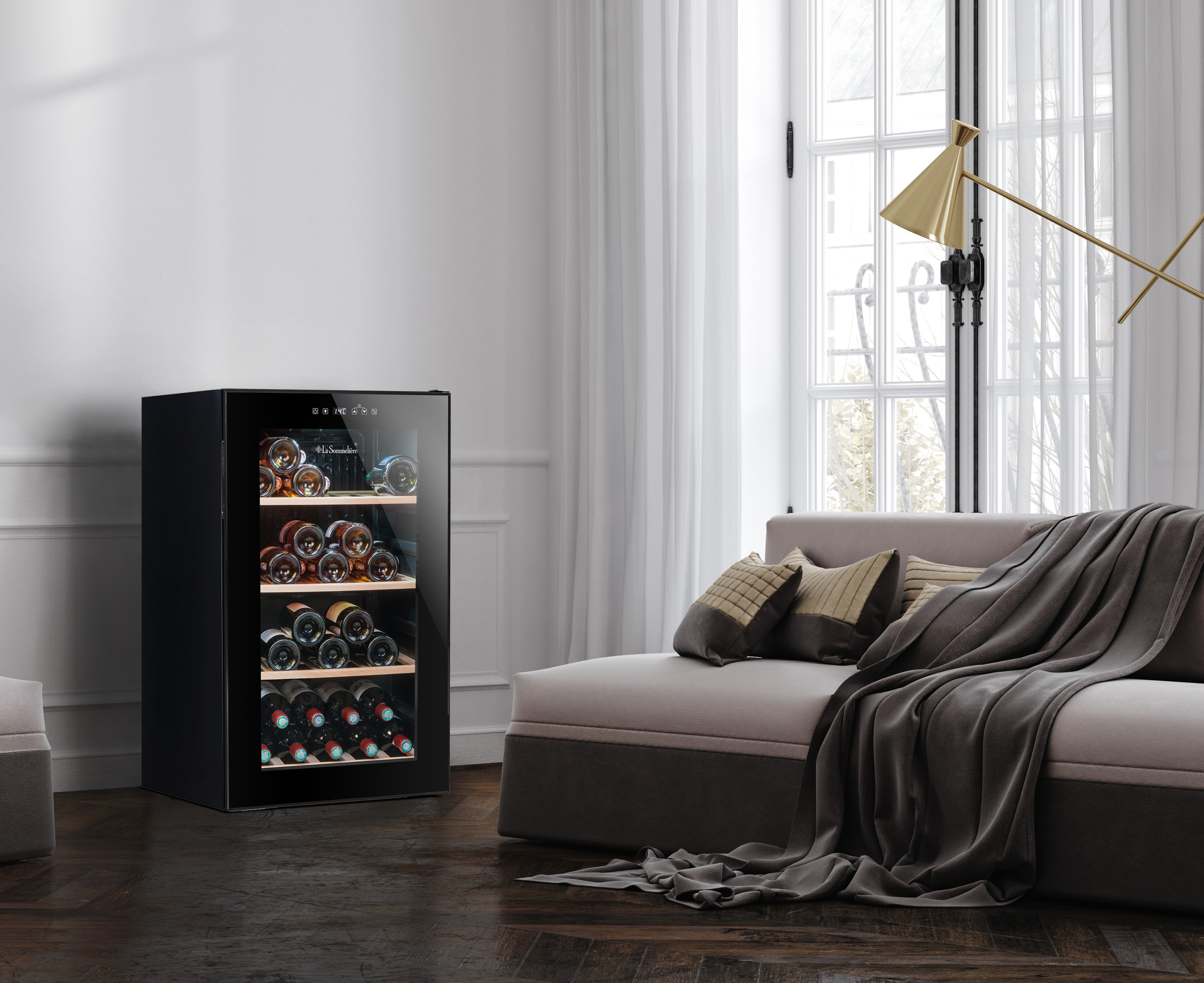 Ein schwarzer Weinkühler mit Weinflaschen steht neben einem Sofa mit Kissen. Ein Fenster und eine Lampe sind ebenfalls im Raum.