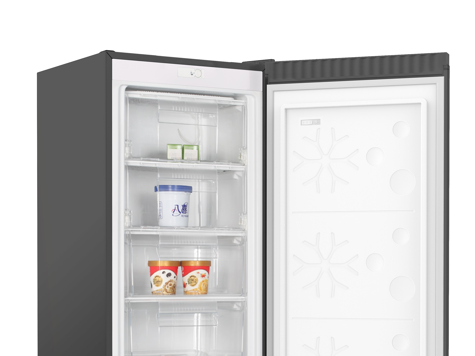 Ein offener Gefrierschrank mit Regalen mit Lebensmitteln wie Eiscreme und verpackten Waren, einem weißen Innenraum und einem dunkelgrauen Äußeren.