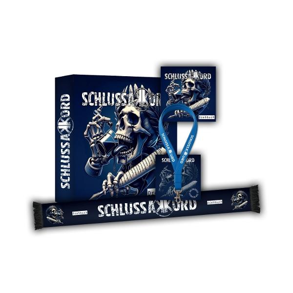 Werbeartikel: eine Box, eine Karte, ein Schal und ein Schlüsselband. Alle zeigen ein Skelett-Design mit dem Text "SCHLUSS AKKORD".