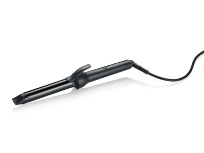 Czarna lokówka leży na białej powierzchni. Ma uchwyt, lufę i czarny przewód, który rozciąga się w prawo.