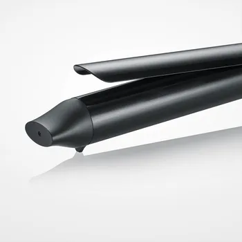 Czarna lokówka na białej powierzchni. Żelazko ma zakrzywioną lufę i uchwyt. Tło jest białe.