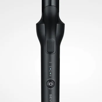 Zbliżenie czarnej lokówki ze wskaźnikami temperatury i przyciskiem zasilania na białym tle.