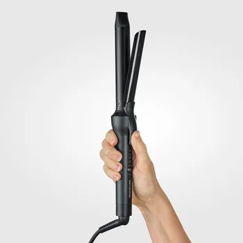 Dłoń trzyma czarną lokówkę na białym tle. Lokówka jest pionowa, z długim uchwytem i zakręconą lufą.