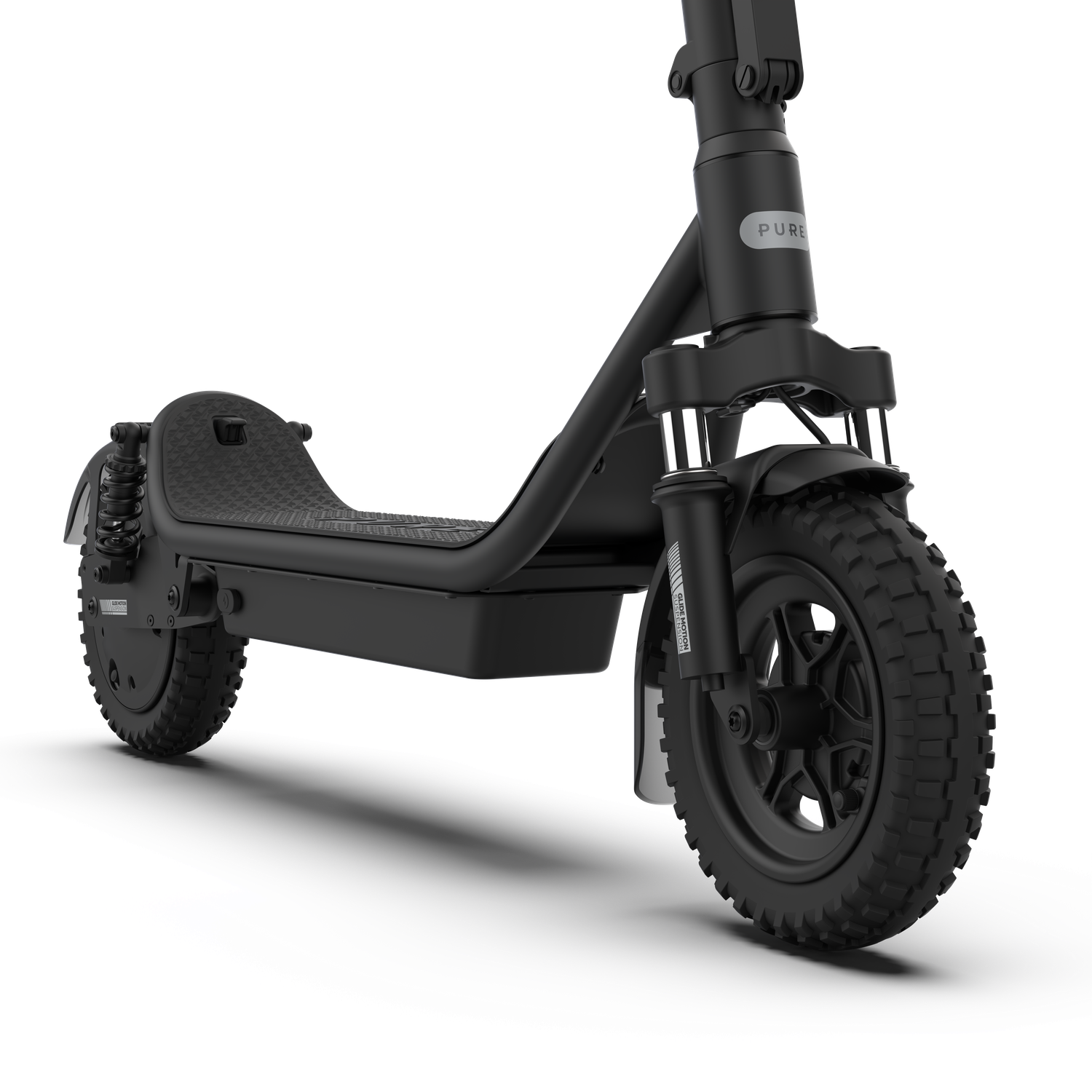 Une trottinette électrique noire est sur une surface blanche. La trottinette a de gros pneus et un cadre noir. Le fond est noir et blanc.