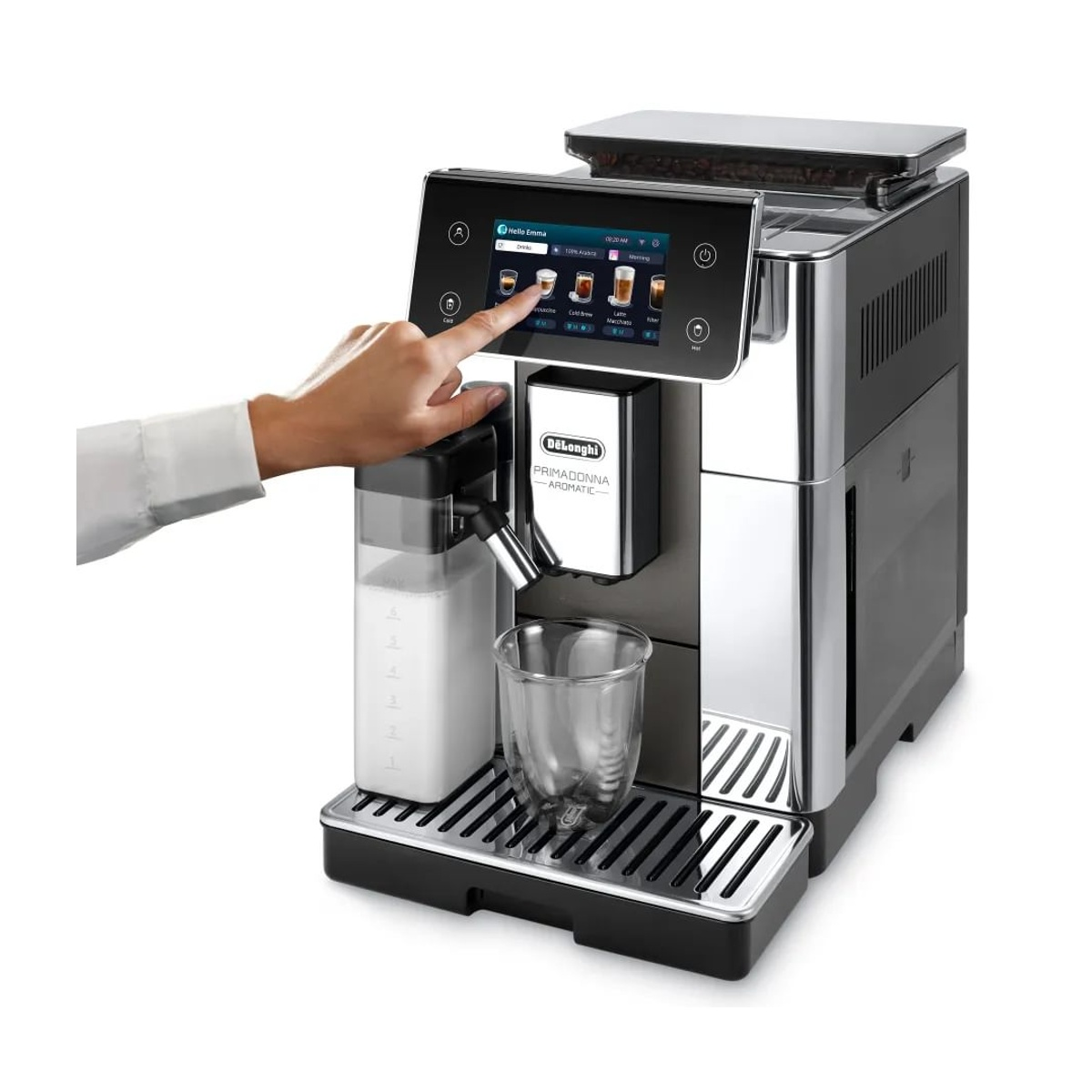 Una mano tocca lo schermo di una macchina da caffè. La macchina è nera e argento, con un contenitore per il latte e un bicchiere.