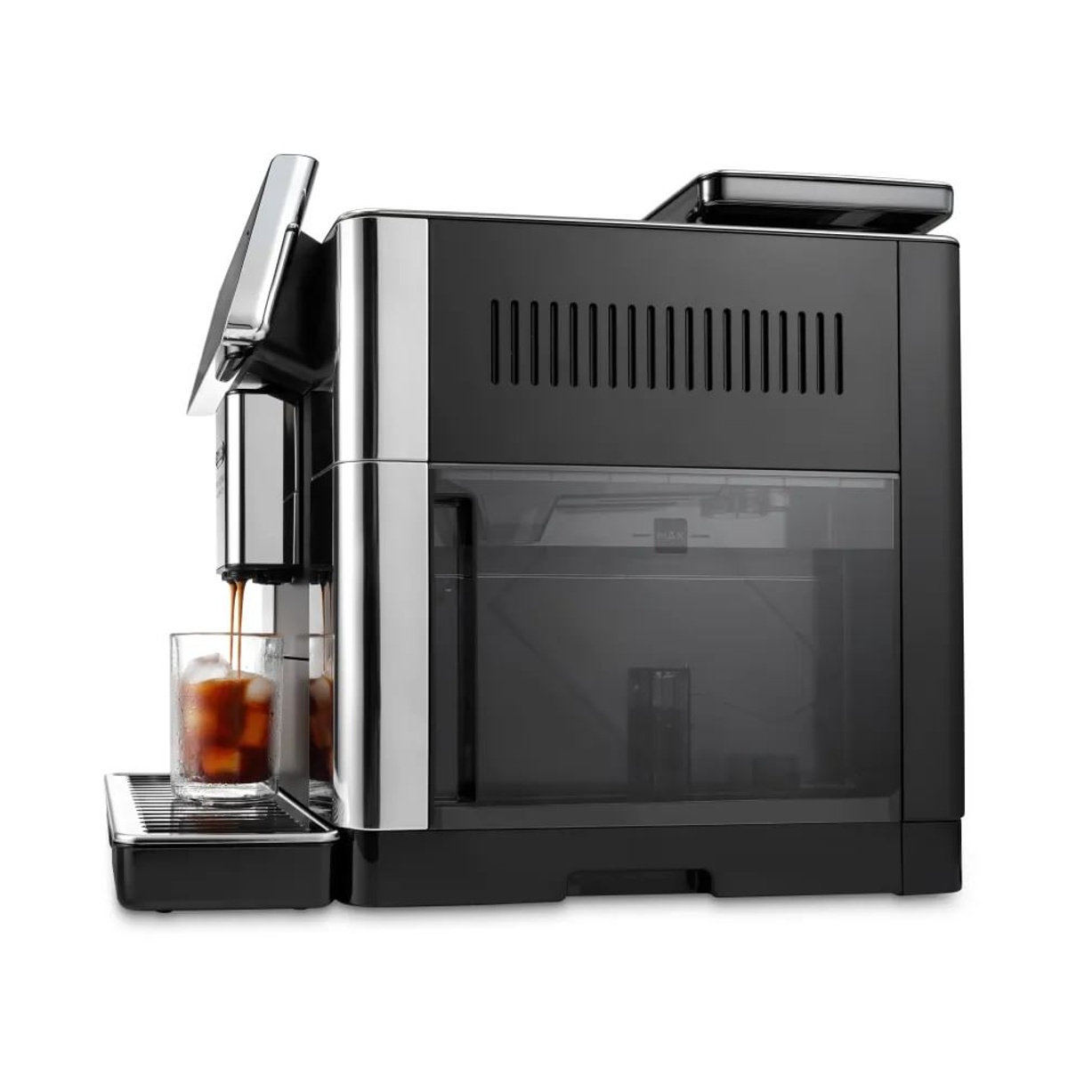 Una macchina per caffè espresso nera e argento che eroga caffè in un bicchiere con cubetti di ghiaccio. La macchina è su sfondo bianco.