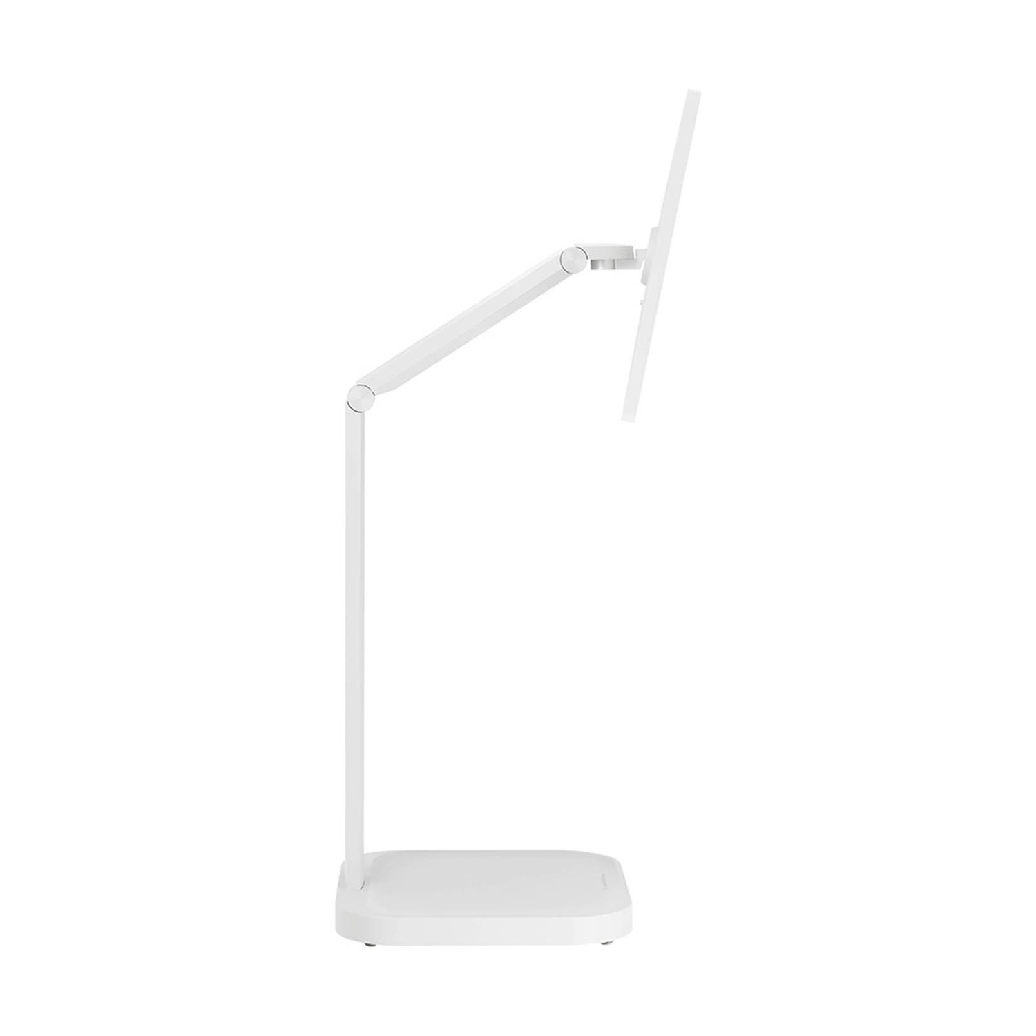 Un supporto per monitor bianco. Ha una base, un braccio verticale e un braccio angolato che supporta uno schermo bianco. Lo sfondo è bianco.