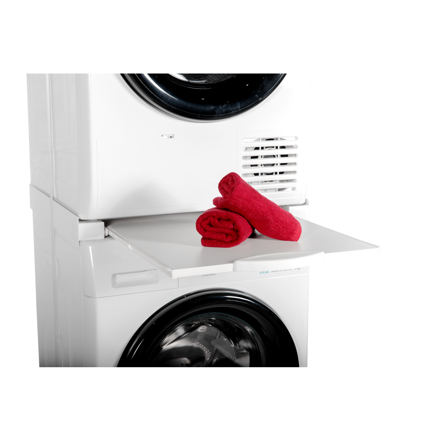 Une machine à laver et un sèche-linge blancs sont empilés. Une serviette rouge est roulée et placée sur l'étagère coulissante.