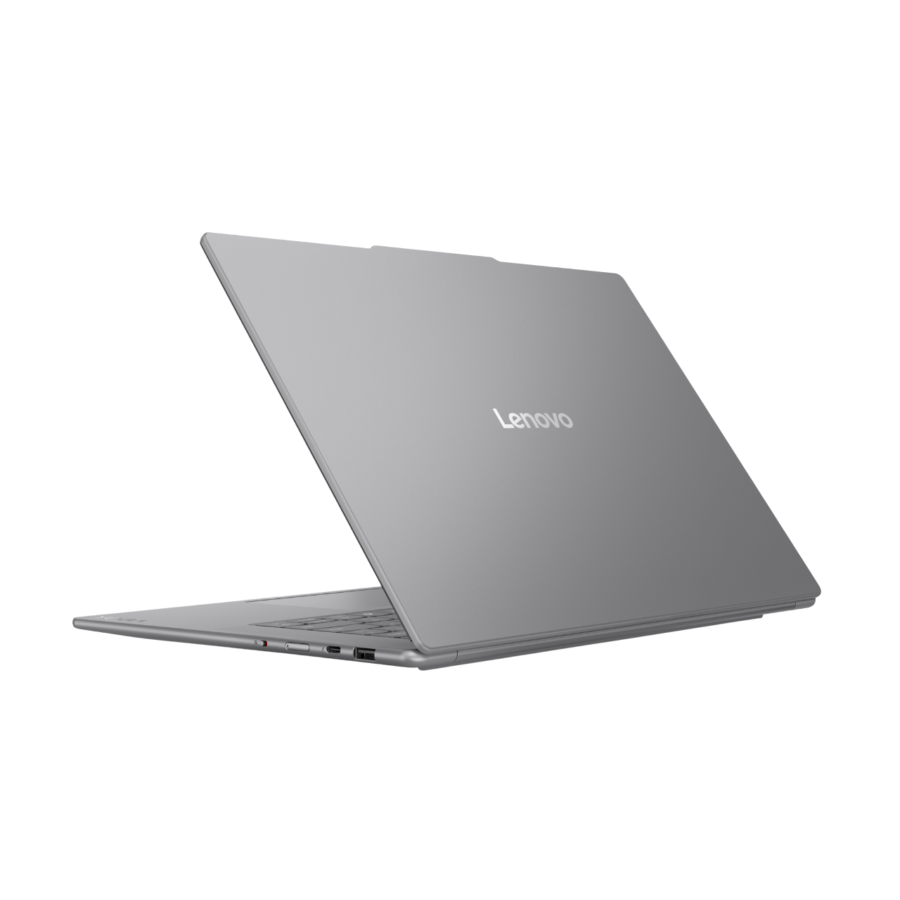Ein silbernes Lenovo-Laptop ist leicht geöffnet vor einem schwarzen Hintergrund. Das Lenovo-Logo ist auf dem Deckel sichtbar.