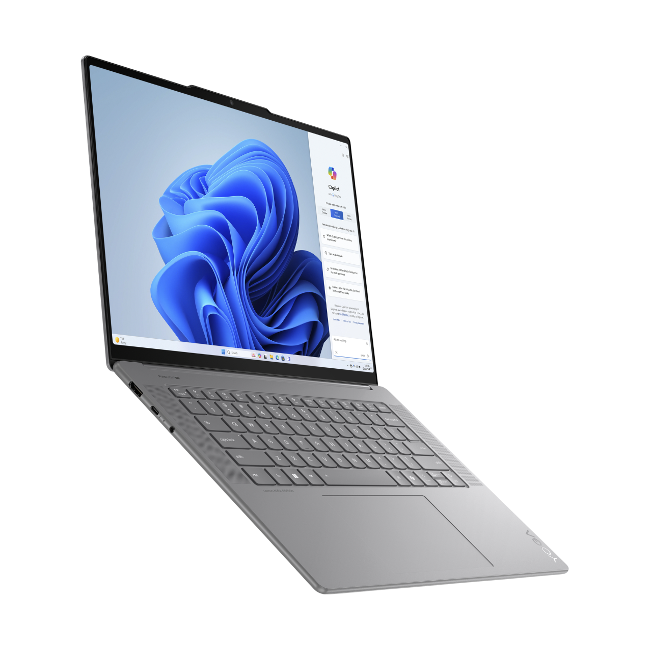 Ein silberner Laptop ist leicht geöffnet und zeigt ein blau-weißes Hintergrundbild. Die Tastatur ist sichtbar. Der Hintergrund ist schwarz.