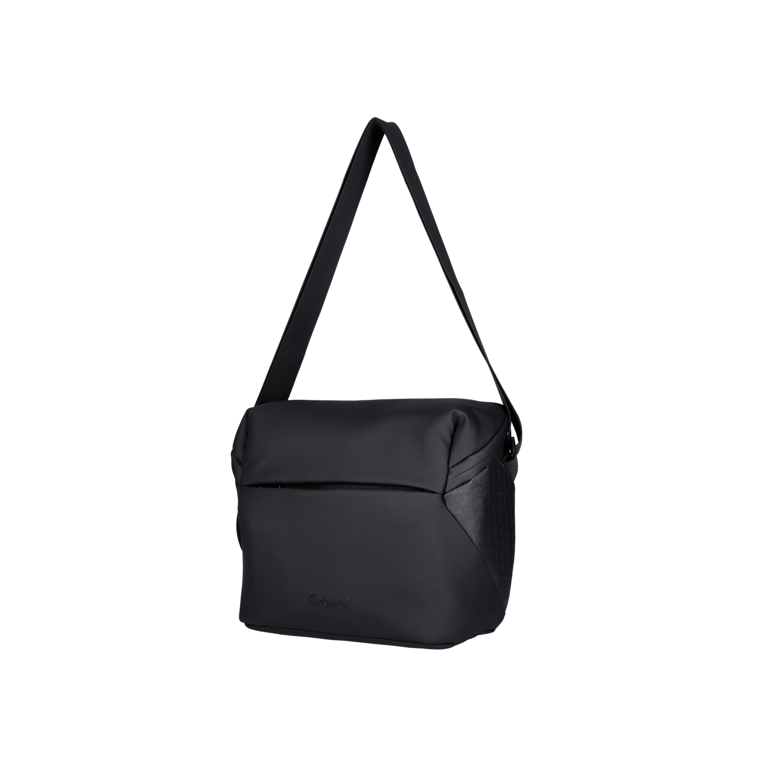 Een zwarte messenger bag met schouderriem hangt tegen een zwarte achtergrond. De tas heeft een getextureerde zijkant en een logo.