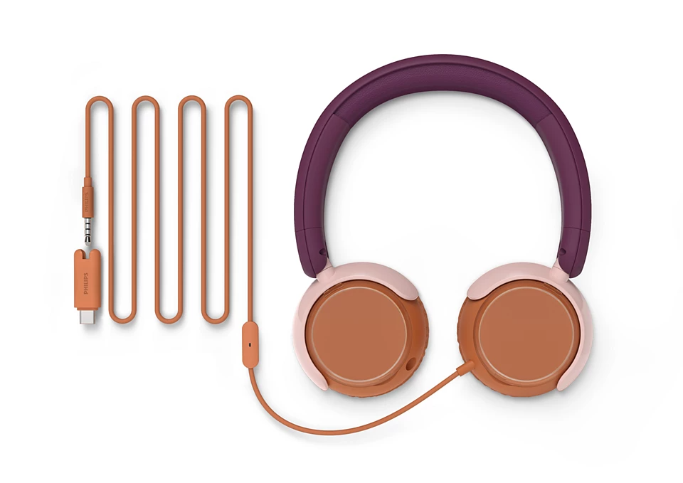 Lila fejpántos, narancssárga fülhallgatós fejhallgató. Narancssárga kábel USB-C és jack csatlakozókkal. Fehér háttér.
