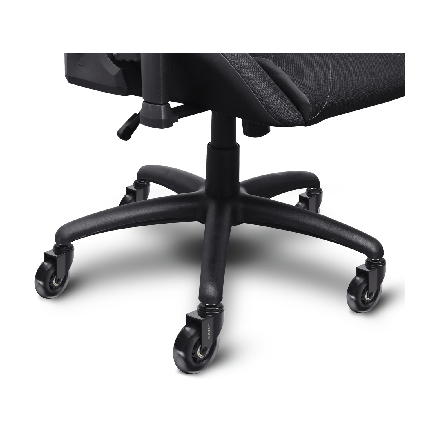 Primo piano di una sedia da ufficio nera. L'attenzione è sulla base con cinque gambe, ciascuna con una ruota. Lo sfondo è bianco.