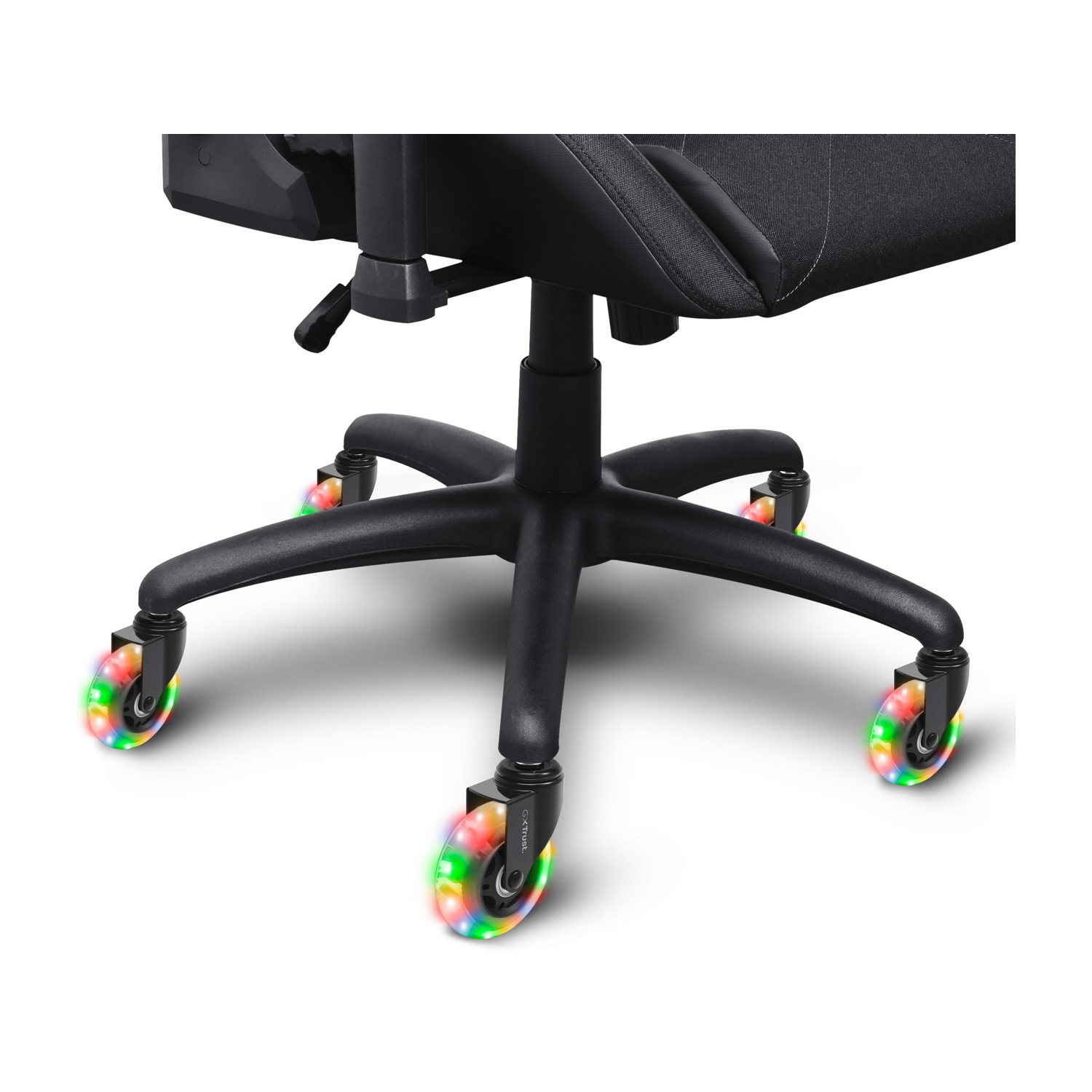 Sedia da ufficio nera con ruote luminose. Le ruote hanno luci colorate. La sedia è su sfondo bianco.