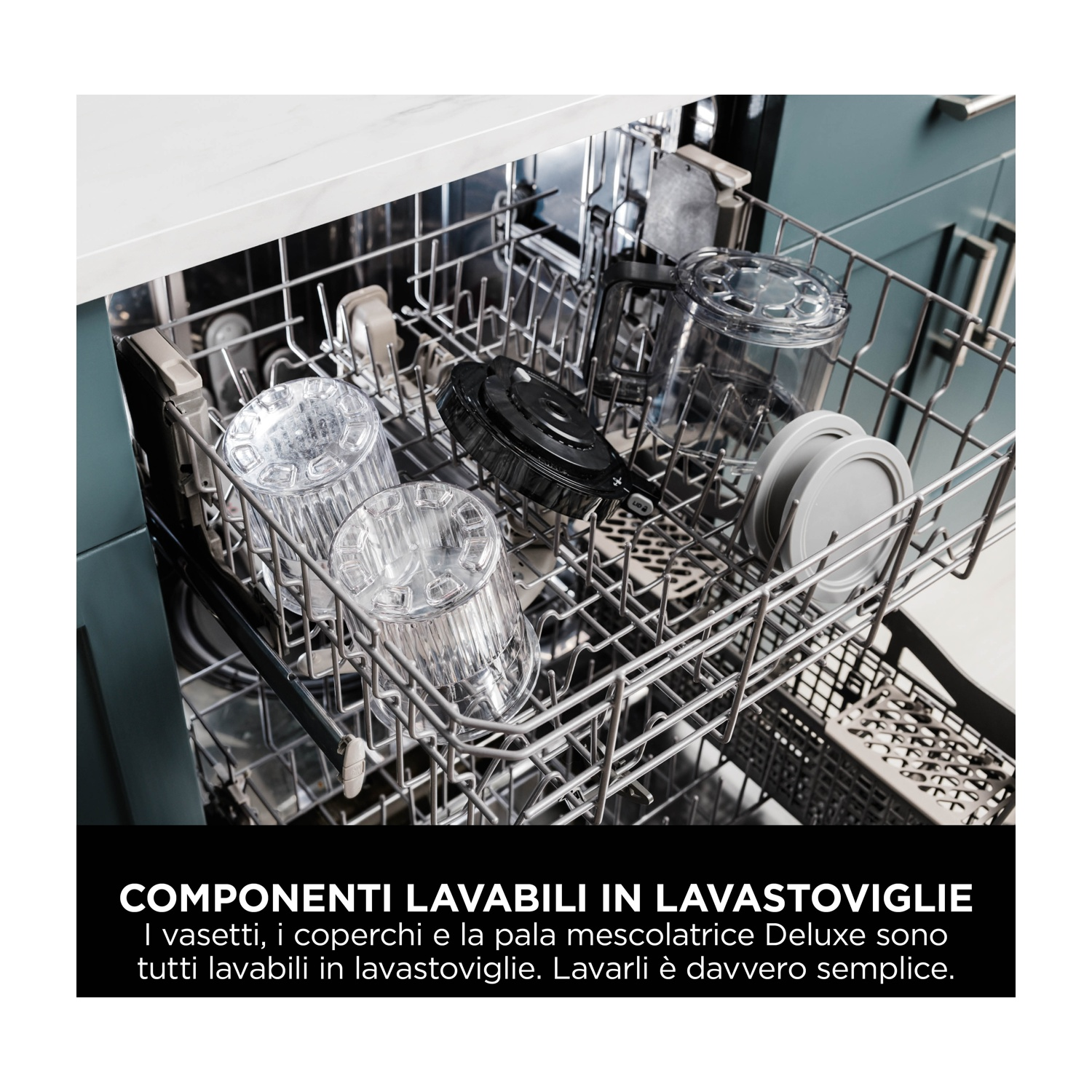 Interno della lavastoviglie con bicchieri e coperchi trasparenti. Testo: componenti lavabili in lavastoviglie. Bicchieri, coperchi e frullatore sono lavabili.