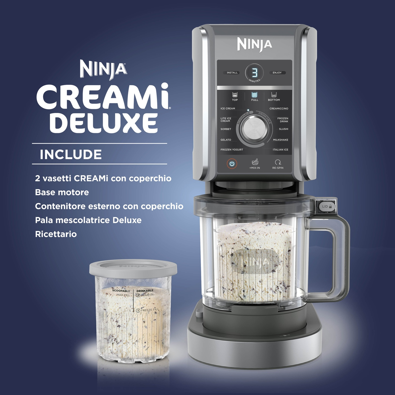 Gelatiera Ninja CREAMi Deluxe con accessori: contenitori, base motore, paletta e ricettario. Primo piano: gelato.