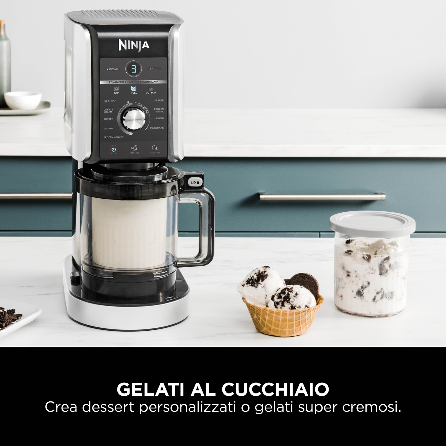 Una gelatiera Ninja con gelato in un cono waffle, un barattolo e una gelatiera.