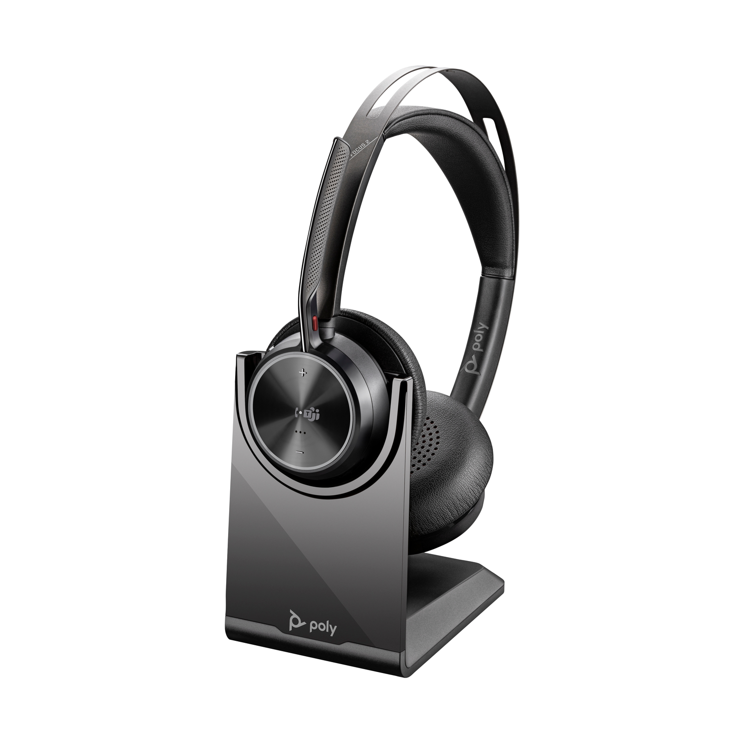 Zwarte headset op een zwart oplaadstation. De headset heeft een metalen band en zwarte oorschelpen. De basis heeft het 'poly' logo.