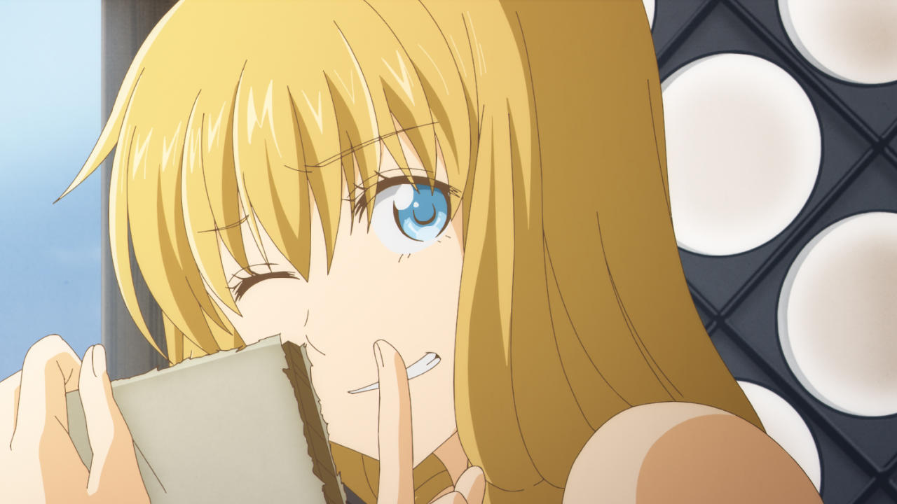 Anime-Mädchen mit blonden Haaren und blauen Augen zwinkert, während es ein Buch hält. Im Hintergrund ist ein Tablett mit Eiern zu sehen.