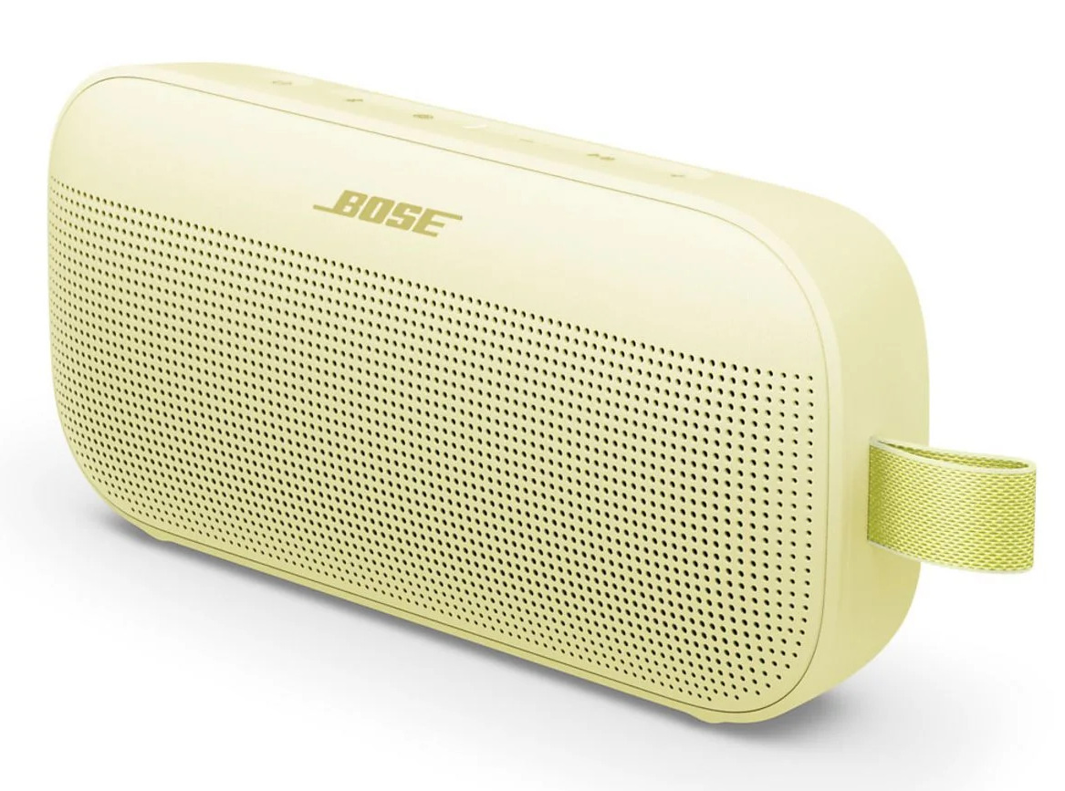 Żółty przenośny głośnik Bose. Z przodu widnieje logo Bose. Z boku żółty pasek. Tło jest białe.